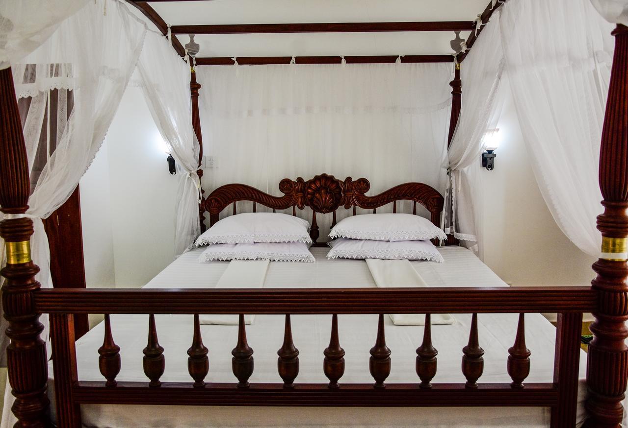 Hotel Dolphin Хикадува Екстериор снимка